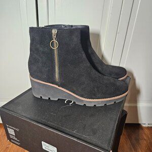 Vionic Hazal Black Suede Ladies Bootie Size 9M Like new